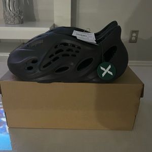 Yeezy foam RNR in color onyx.Authentic and verified by StockX.